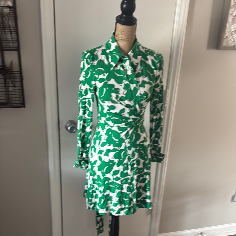 Diane Von FURSTENBERG size small Green and White Patterned Dress